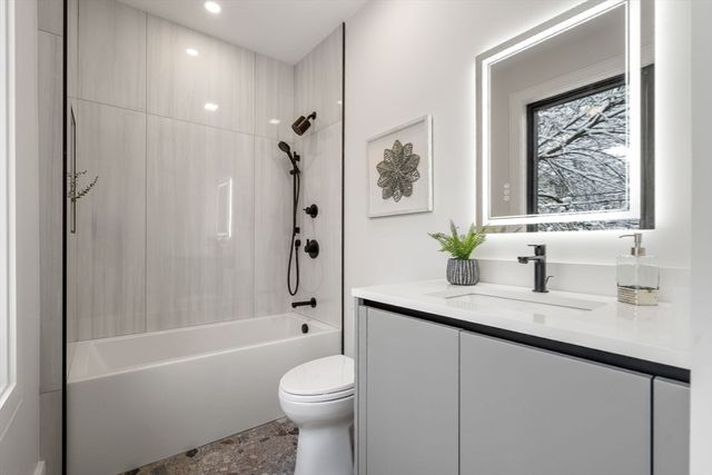 116 Thorndike St 2B, Brookline, MA 02446