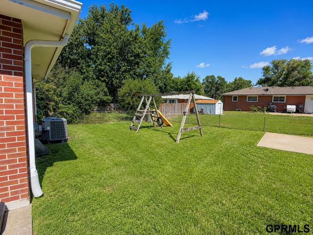 7130 Englewood Drive, Lincoln, NE 68510