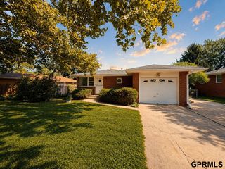 7130 Englewood Drive, Lincoln, NE 68510