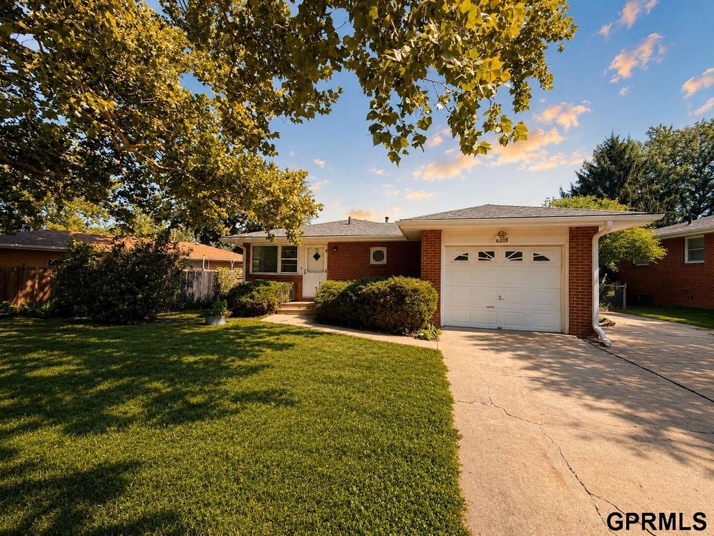 7130 Englewood Drive, Lincoln, NE 68510