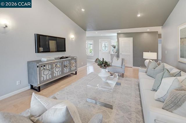 999 Terra California Dr 2, Walnut Creek, CA 94595