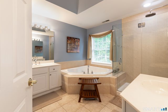 8 Minuteman Circle 8, Southbury, CT 06488