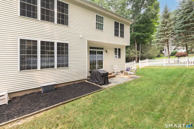 8 Minuteman Circle 8, Southbury, CT 06488