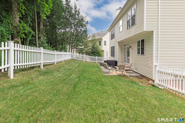 8 Minuteman Circle 8, Southbury, CT 06488