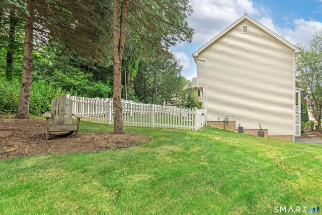8 Minuteman Circle 8, Southbury, CT 06488