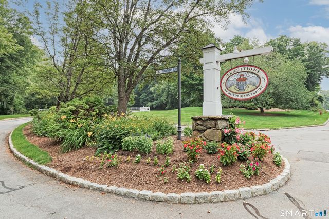 8 Minuteman Circle 8, Southbury, CT 06488