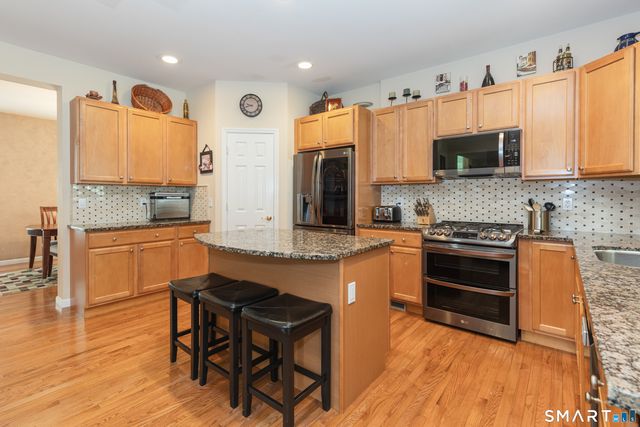 8 Minuteman Circle 8, Southbury, CT 06488