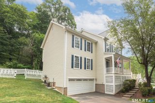 8 Minuteman Circle 8, Southbury, CT 06488