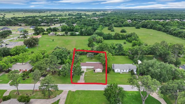109 Brookhollow Drive, Terrell, TX 75160