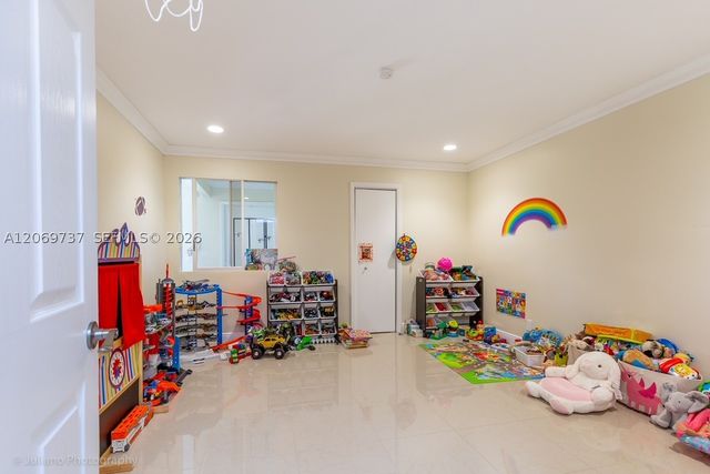 437 Holiday Dr, Hallandale Beach, FL 33009