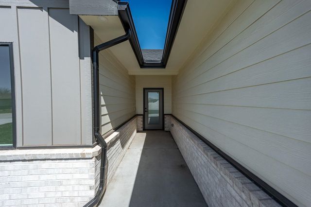 514 E Elmwood St, Park City, KS 67147