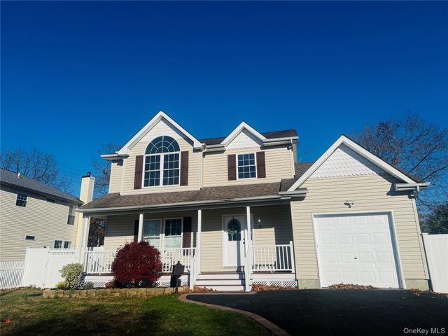 11 Elm Street, Islip, NY 11751