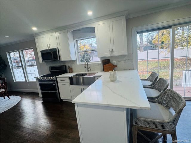 11 Elm Street, Islip, NY 11751