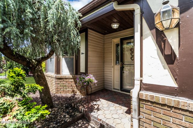 4 Hampton Drive, Marlboro, NJ 07746