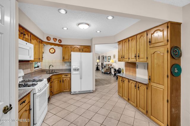 4 Hampton Drive, Marlboro, NJ 07746