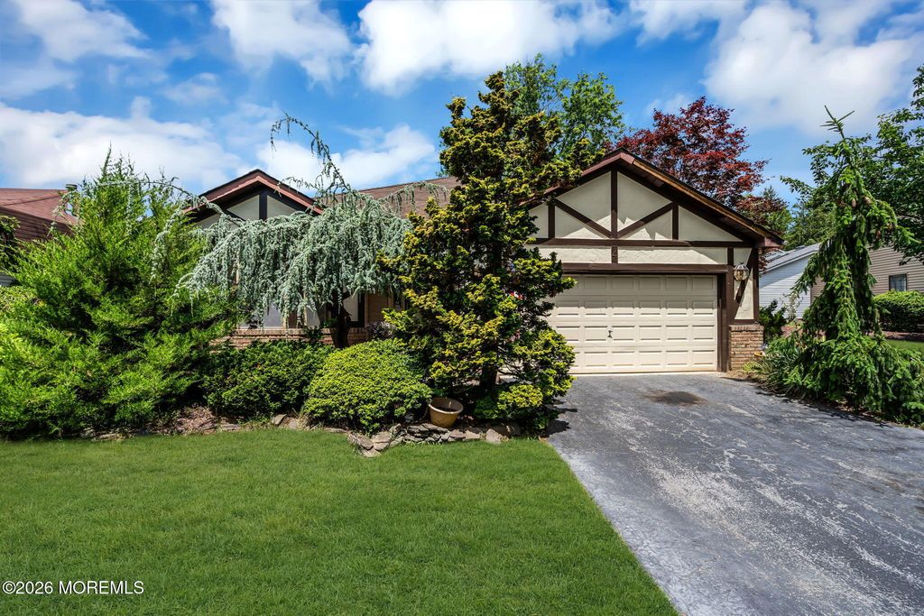 4 Hampton Drive, Marlboro, NJ 07746