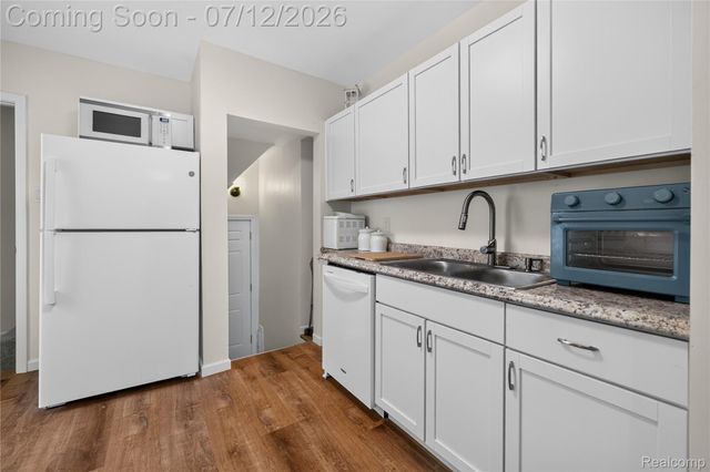 25450 6th Street, Grosse Ile Township, MI 48138