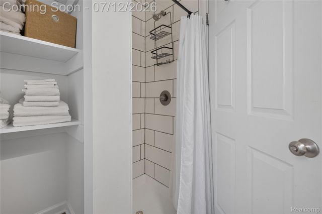 25450 6th Street, Grosse Ile Township, MI 48138