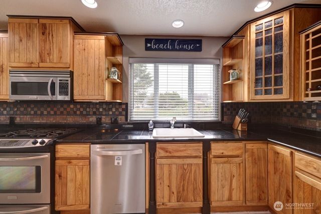 32500 G St, Ocean Park, WA 98640