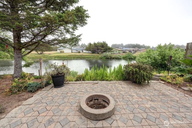 32500 G St, Ocean Park, WA 98640