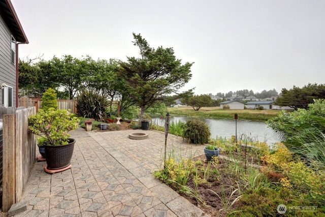 32500 G St, Ocean Park, WA 98640