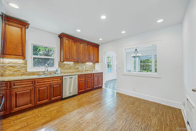 537 Livingston Street, Westbury, NY 11590