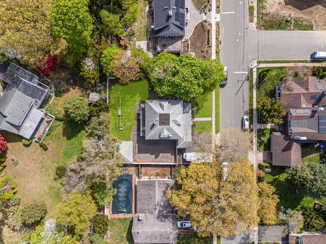 537 Livingston Street, Westbury, NY 11590