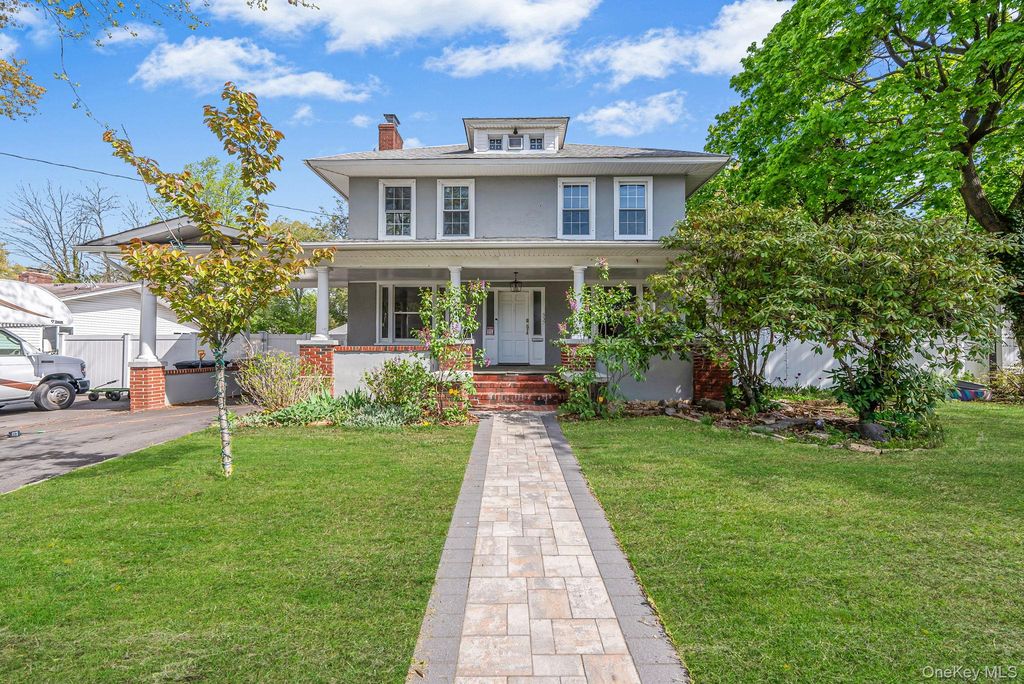 537 Livingston Street, Westbury, NY 11590