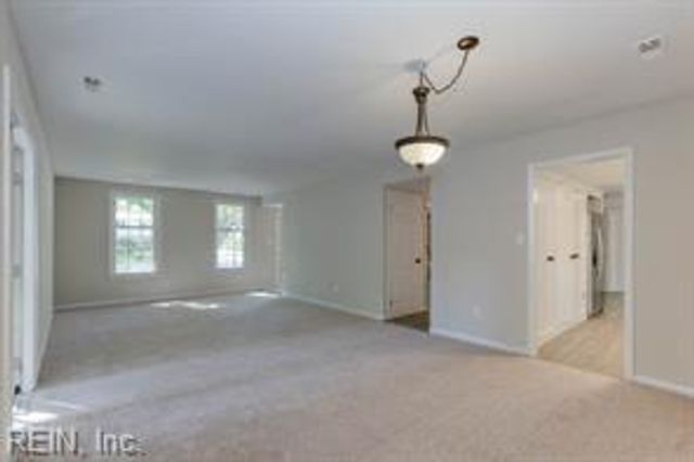 7 White Oak TRL, Hampton, VA 23669