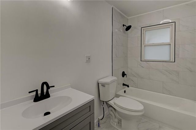 217 Woods Avenue, Excelsior Springs, MO 64024