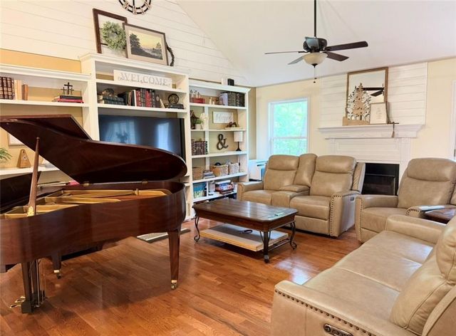 227 Clarkesville Heights Dr, Clarkesville, GA 30523