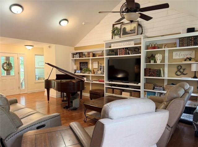 227 Clarkesville Heights Dr, Clarkesville, GA 30523