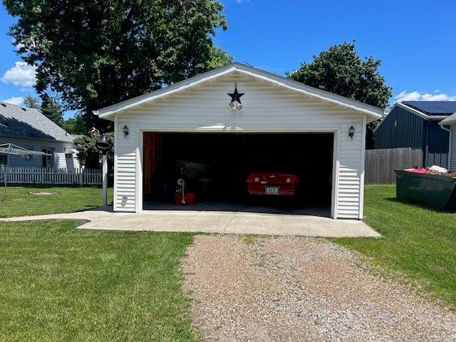 723 S 5th Avenue W, Newton, IA 50208
