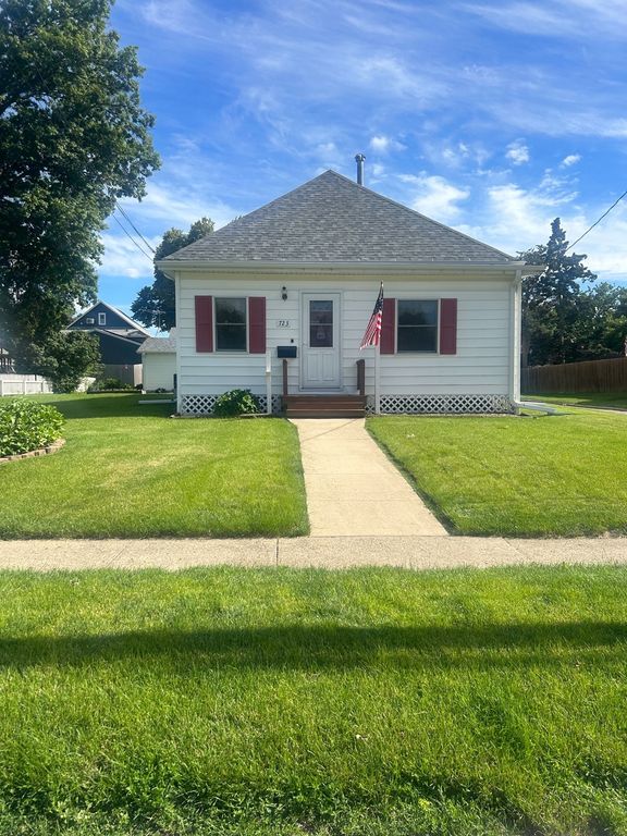 723 S 5th Avenue W, Newton, IA 50208