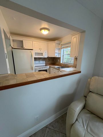 48 Bedford B, West Palm Beach, FL 33417