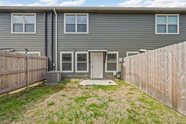 206 Henderson Street, Bonham, TX 75418