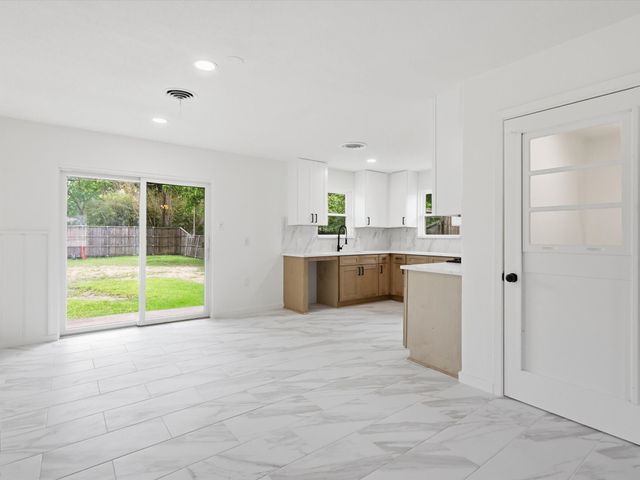 1112 Noble Avenue, Carrollton, TX 75006