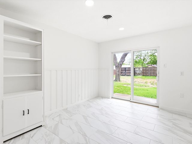 1112 Noble Avenue, Carrollton, TX 75006