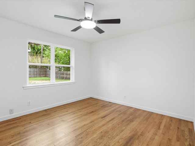 1112 Noble Avenue, Carrollton, TX 75006