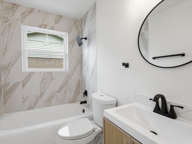 1112 Noble Avenue, Carrollton, TX 75006