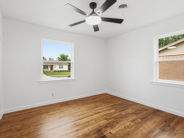 1112 Noble Avenue, Carrollton, TX 75006