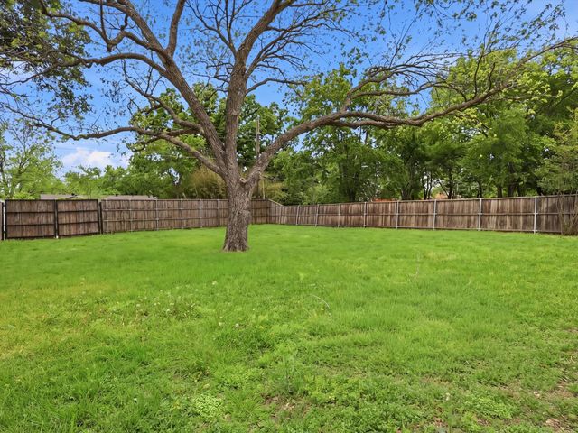 1112 Noble Avenue, Carrollton, TX 75006