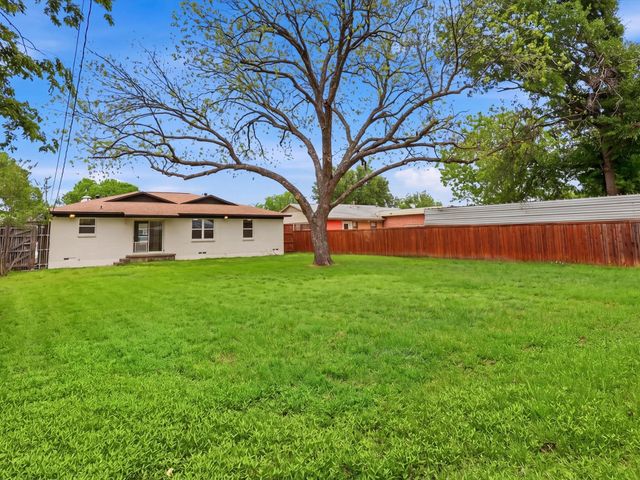 1112 Noble Avenue, Carrollton, TX 75006