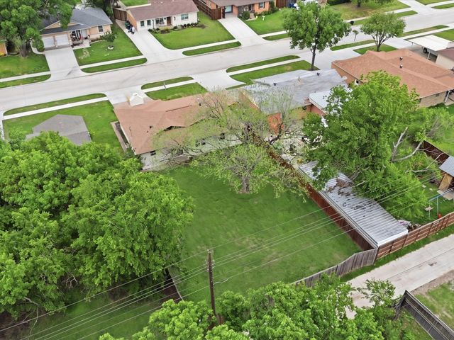 1112 Noble Avenue, Carrollton, TX 75006