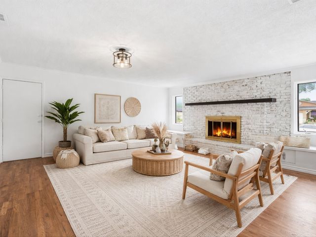 1112 Noble Avenue, Carrollton, TX 75006