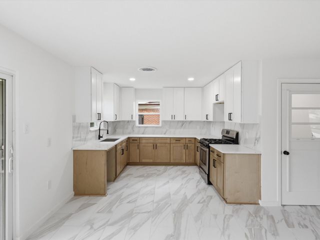 1112 Noble Avenue, Carrollton, TX 75006