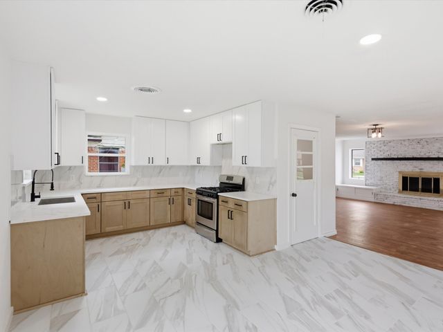 1112 Noble Avenue, Carrollton, TX 75006