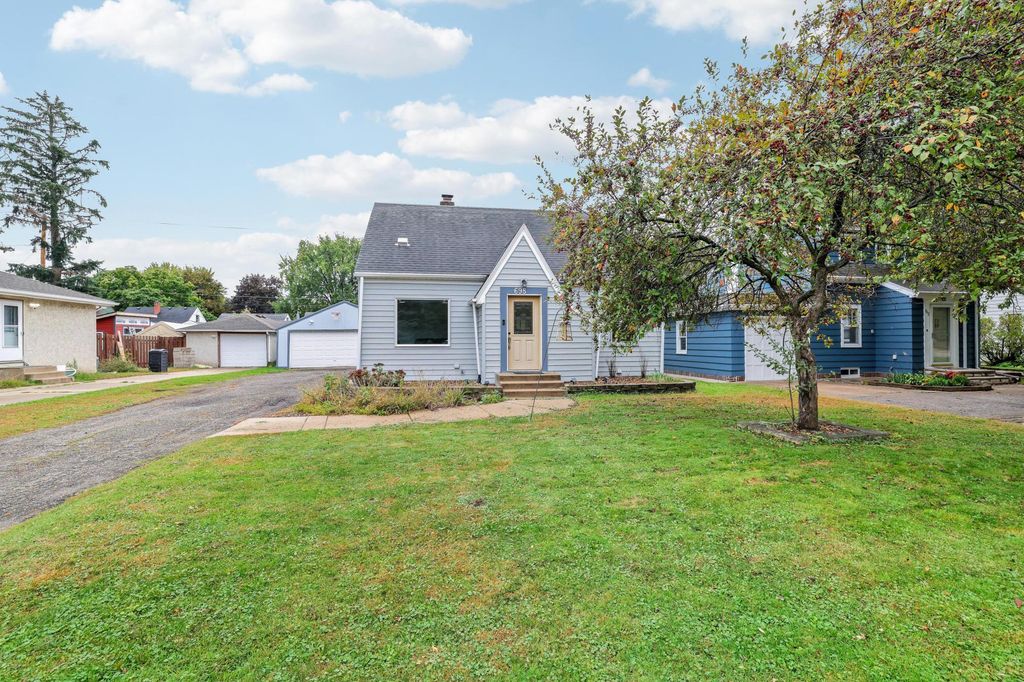 698 Larpenteur Avenue W, Saint Paul, MN 55113