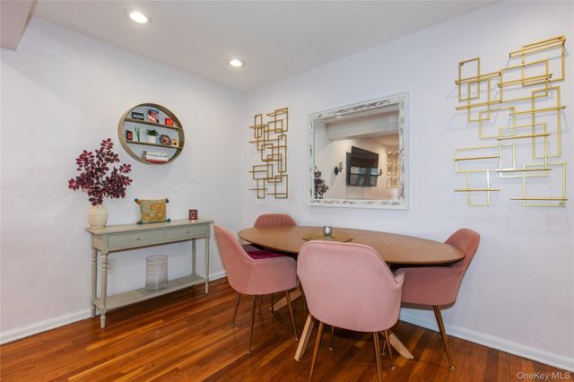 45 HILLPARK Avenue 2L, Great Neck, NY 11021