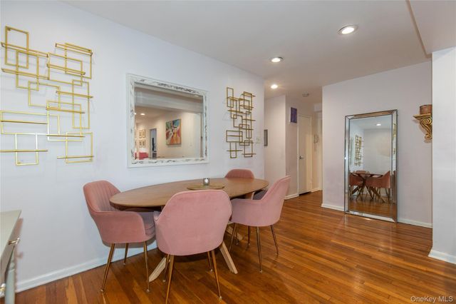 45 HILLPARK Avenue 2L, Great Neck, NY 11021